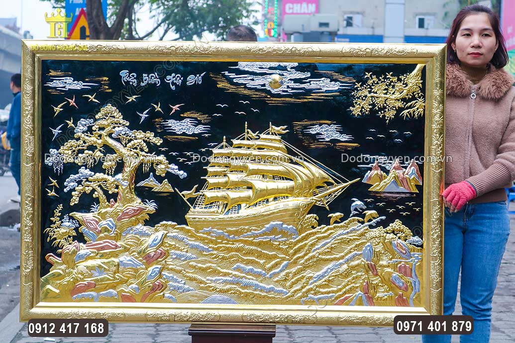 Nền tranh được sơn đen v&ocirc; c&ugrave;ng nổi bật